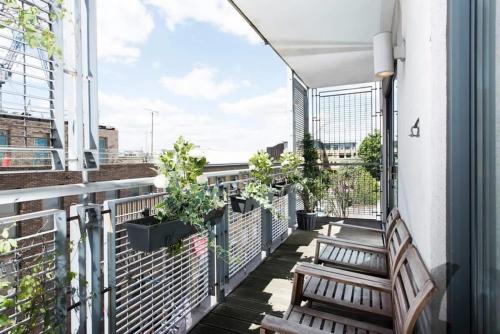 Fabulous 2 Bedroom Apartment w Balcony in London, Londyn (zdjęcie 2)