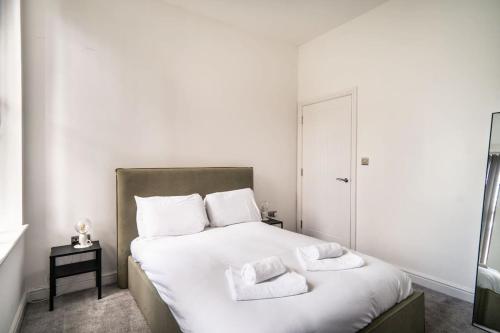 Modern 2 Bed Apartment in Waterloo Liverpool - Tap to explore photos