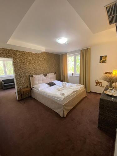 1 queen bed, 1 sofa bed
