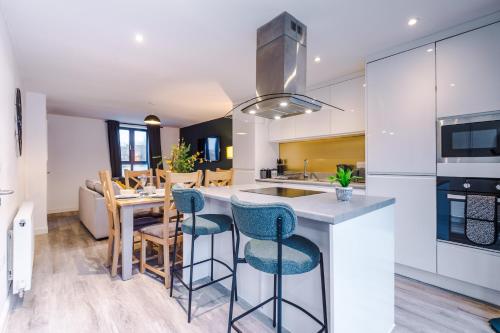 Stunning Manchester House Sleeps 10 with Parking by PureStay - Short Stays & Accommodation, Mánchester (foto 3)