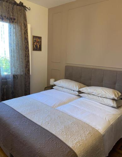 2 twin beds