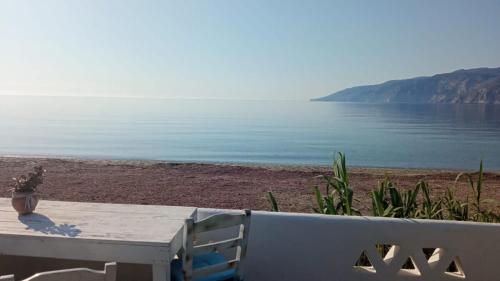 Skyros Seafront Getaway-A step away to the sea