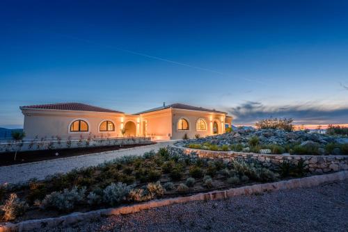 ทัศนียภาพภายนอกโรงแรม, Winery Rizman B&B in โคมาร์นา