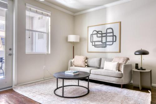 Woodland Hills 2BR w Pool Gym nr Warner Center LAX-714, Los Angeles