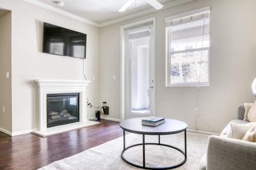 Woodland Hills 2BR w Pool Gym nr Warner Center LAX-714 in Los Angeles, USA