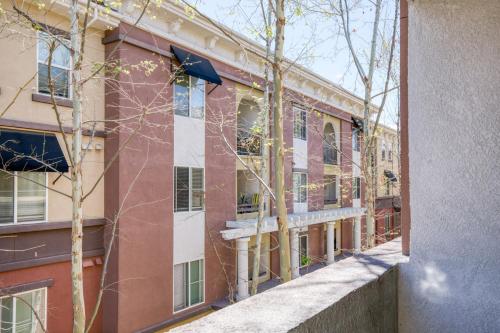 Woodland Hills 2BR w Pool Gym nr Warner Center LAX-714 in Los Angeles, USA