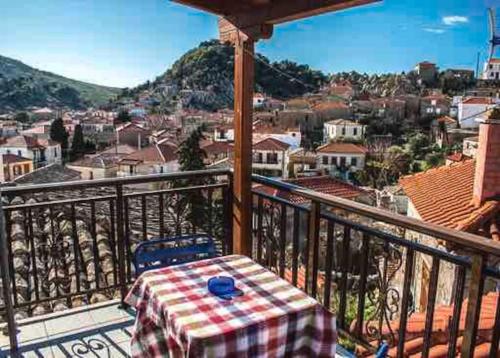 Traditional stone-built house with great view - Location saisonnière - Kondiás