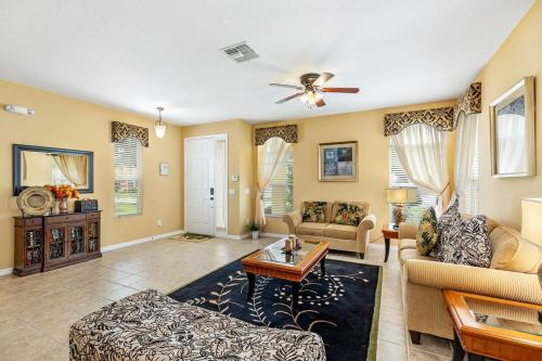 Fabulous Home with Relaxing South Facing Pool-417O in Davenport, USA