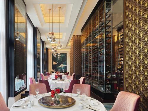 餐廳, 澳門四季酒店 (Four Seasons Hotel Macao) near 龍環葡韻