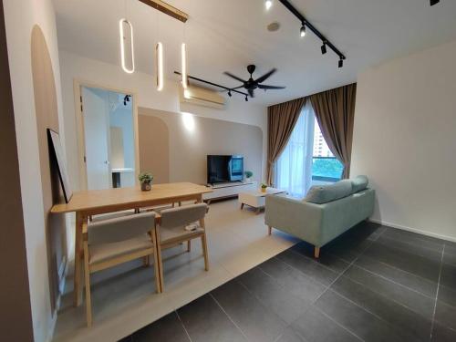 Arcoris Mont Kiara 2# Sunway 163# 2-Bedroom with balcony 2-4Pax, Kuala Lumpur