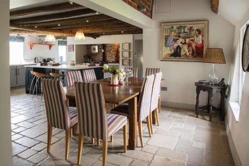 Fabulous Farmhouse in Hampshire - image 2