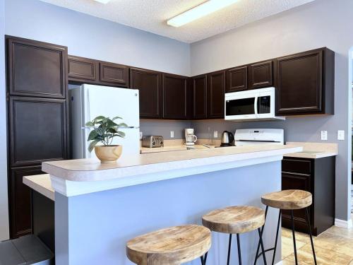 Lovely Spacious 4 Bed Pool Home with Spa-5330CVL in Kissimmee, USA
