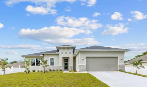 New Beautiful 3 Bed Home Great Location-221DS in Palm Bay, USA