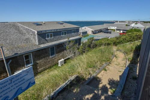 12216 - Beautiful Views of Cape Cod Bay Access to Private Beach Easy Access to P-Town