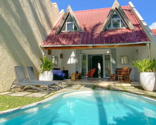 *New* Chic Home with Private Pool, 1 min to Beach