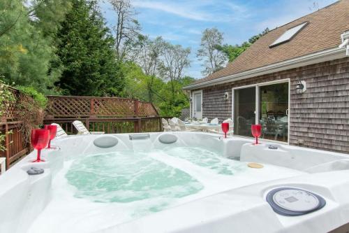 3000 Sq Ft Home with Hot Tub