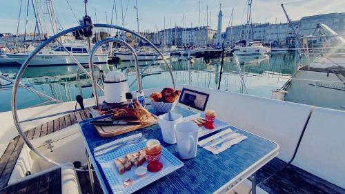 Nuits au Port - Grand voilier à quai - Coriandre 2 - Hôtel - La Rochelle