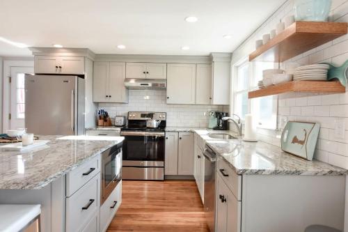 Wrap-Around Porch Mins to Beach