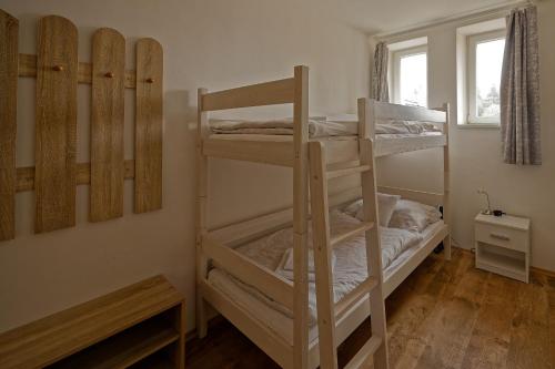 2 bunk beds