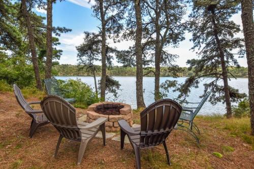 Amazing Location Lakefront Waterside Deck