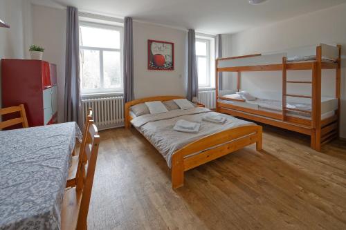 1 queen bed, 2 bunk beds