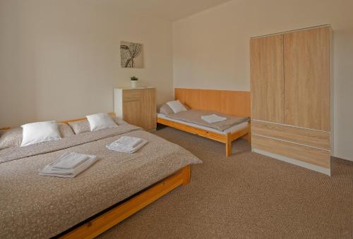 1 queen bed, 1 twin bed