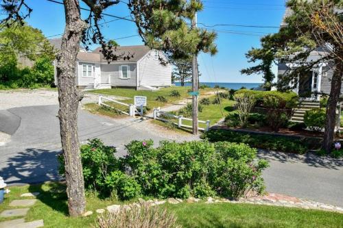 Stunning Walk to Water Home Dog Welcome in Mashpee, USA