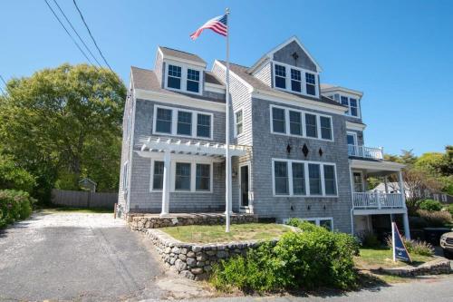 Stunning Walk to Water Home Dog Welcome in Mashpee, USA