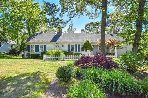 Sunroom Spacious Deck 8 Mins to Mayflower Beach