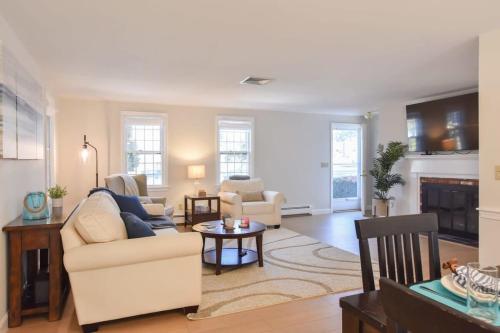 Sunroom Spacious Deck 8 Mins to Mayflower Beach in 東丹尼斯 (MA)