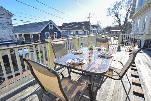 Center of Town Steps Away Private deck