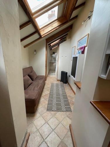 設施, Cobwebs in 亨登