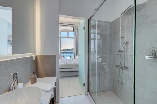 Skylight - 1873 Seafront Luxury Suites on the Harbor, City Center, Ermoupoli (foto 4)