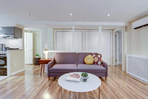 Beautiful 2 Bedroom across from The House of Representatives near แคปปิตัล