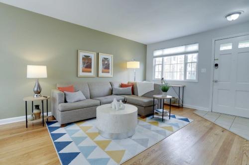 Sojourn Townhome in Old Town Alexandria with Relaxing Yard in Alexandria, USA