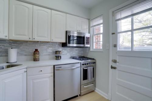 Sojourn Townhome in Old Town Alexandria with Relaxing Yard in Alexandria, USA