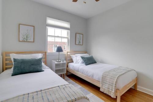 Sojourn Townhome in Old Town Alexandria with Relaxing Yard in Alexandria, USA