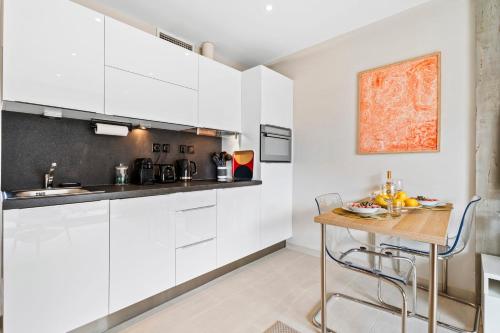 Downtown Cannes Modern 1-Br Apartment - image 5