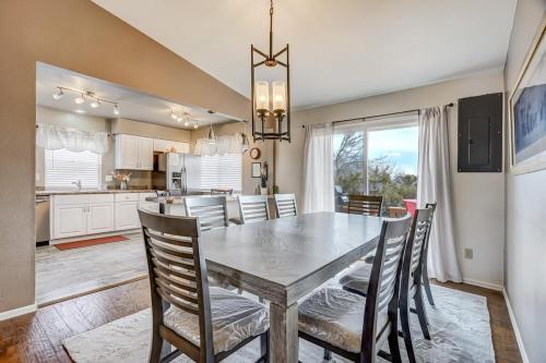 3BD Cheyenne Mountain Home w Hot Tub & Grill near Will Rogers Shrine of the Sun