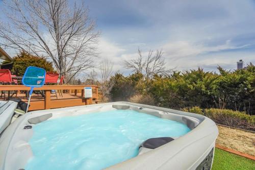 3BD Cheyenne Mountain Home w Hot Tub & Grill near Will Rogers Shrine of the Sun