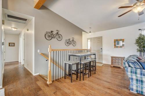 3BD Cheyenne Mountain Home w Hot Tub & Grill near Will Rogers Shrine of the Sun