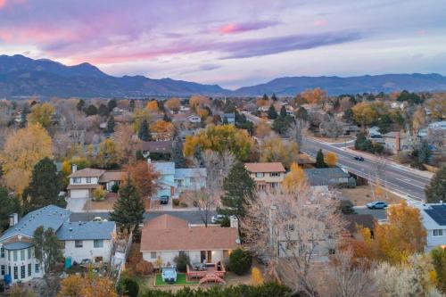 3BD Cheyenne Mountain Home w Hot Tub & Grill near Will Rogers Shrine of the Sun