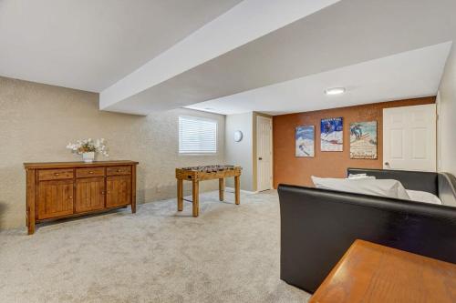 3BD Cheyenne Mountain Home w Hot Tub & Grill near Will Rogers Shrine of the Sun