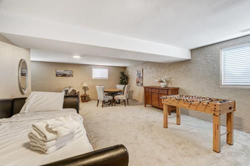 3BD Cheyenne Mountain Home w Hot Tub & Grill near Will Rogers Shrine of the Sun