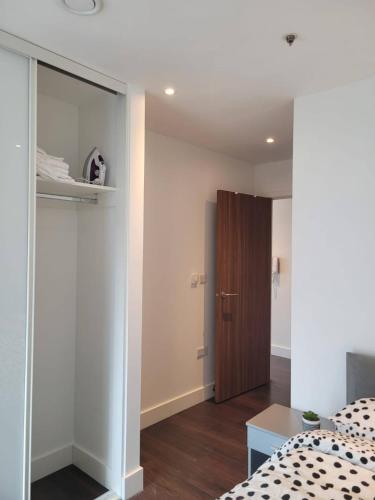 Brand new apartment 20 mins from London Waterloo BP34, Londra (foto 10)