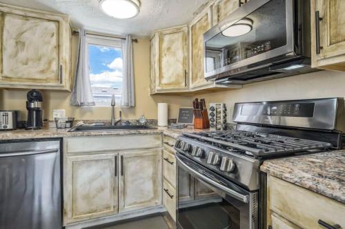 3BR Mountains-Nearby Lakes- Budget Getaway in Palmer Lake, USA
