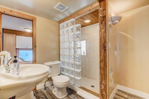 Bear Creek Retreat Near Broadmoor BBQ Mountain in Colorado Springs, USA