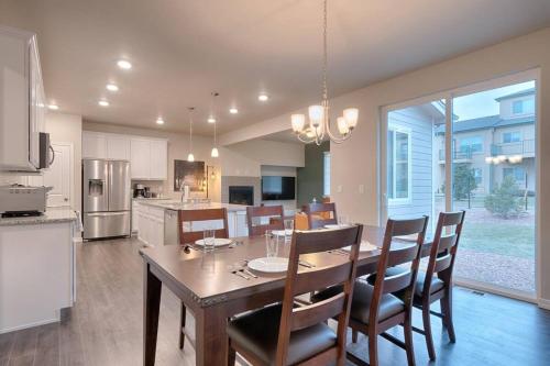 3BR Luxury Townhome w AC in Central Location in Colorado Springs, USA