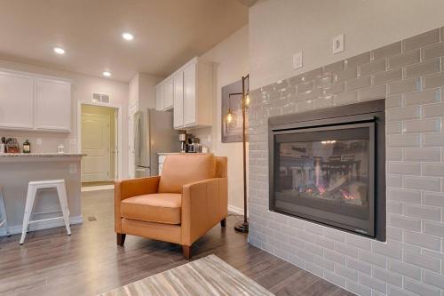 3BR Luxury Townhome w AC in Central Location in Colorado Springs, USA