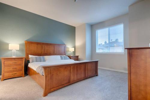 3BR Luxury Townhome w AC in Central Location in Colorado Springs, USA